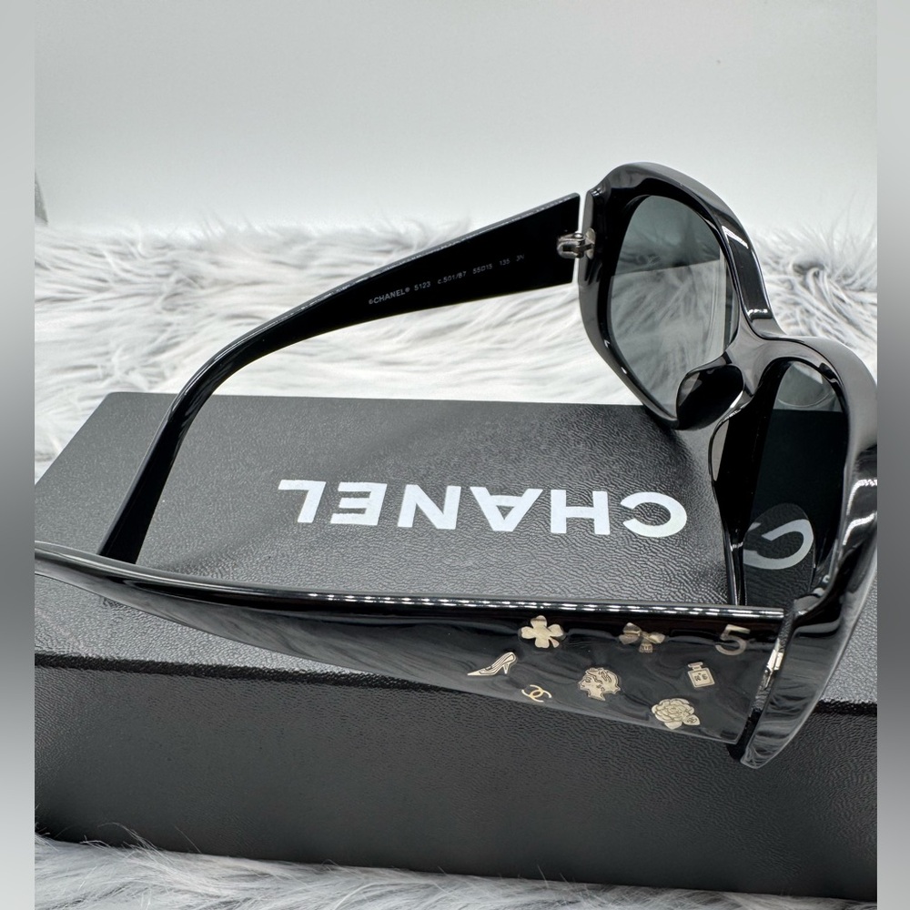 CHANEL Elegant Black Sunglasses for Women - Picture 4 of 5